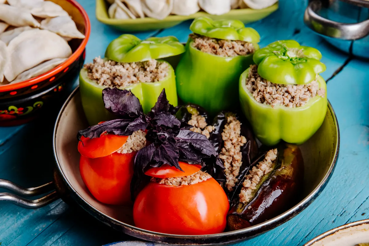 Ardei umpluți cu quinoa și legume copți la cuptor