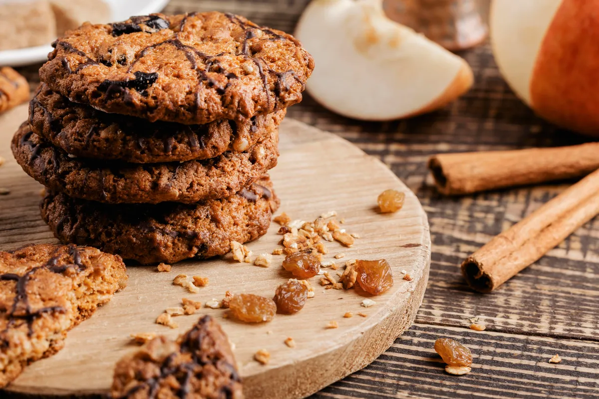 Biscuiți de ovăz sănătoși și delicioși cu stafide