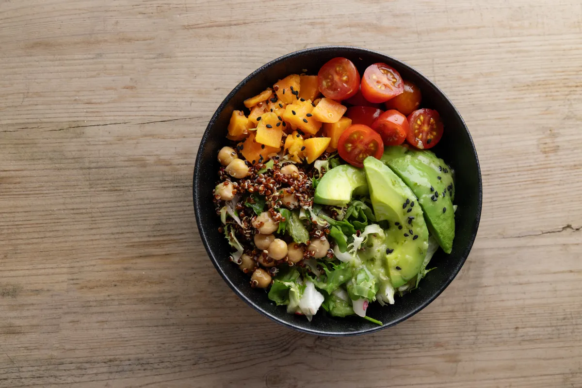 Buddha bowl cu quinoa, avocado și ou fiert