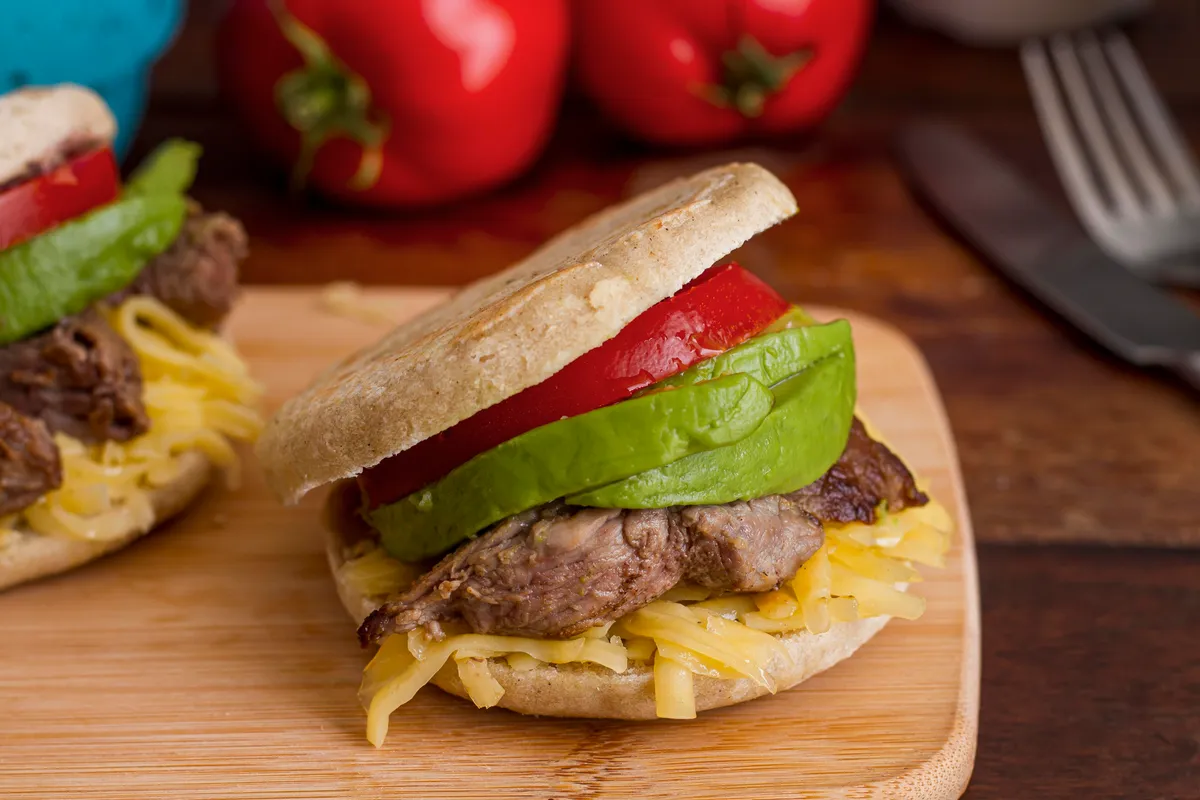 Burger gourmet cu avocado și bacon crocant la airfryer