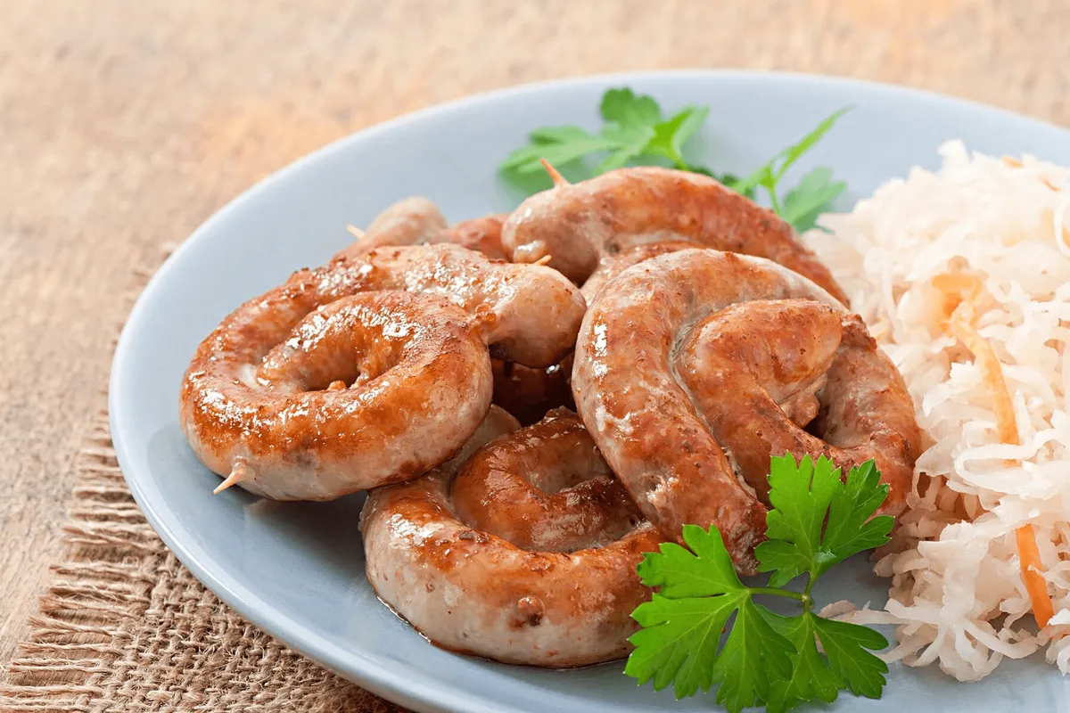 Cârnați delicioși la airfryer cu sos picant aromat