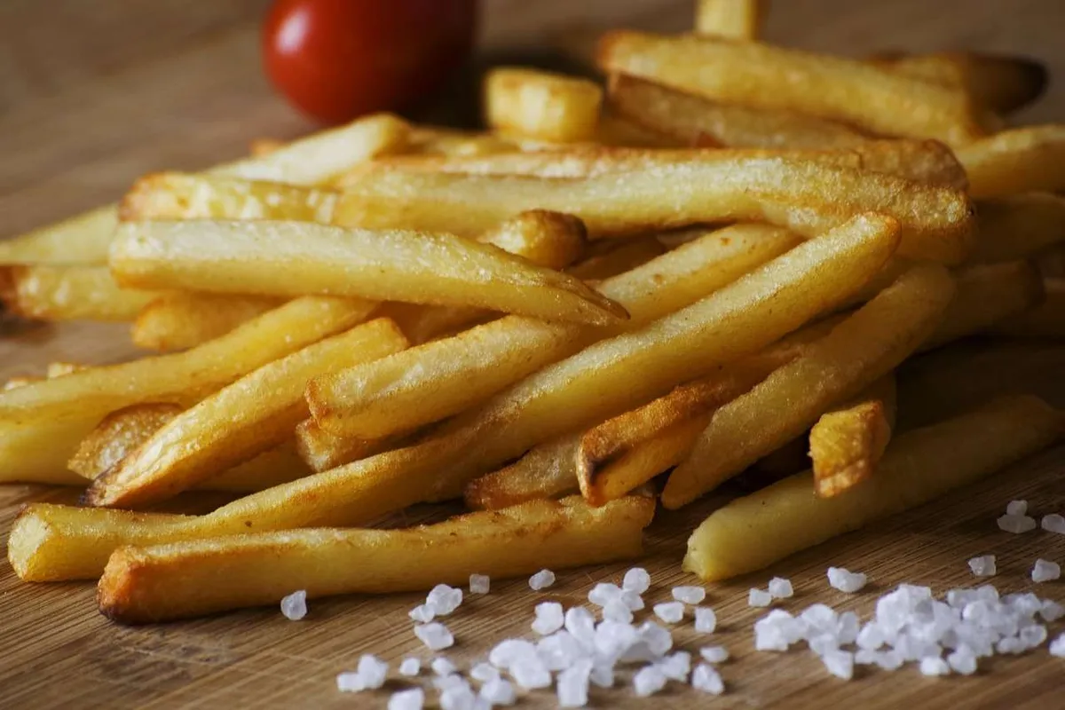 Cartofi Prăjiți în Airfryer: Cum să obții cartofi crocanți și delicioși fără ulei.