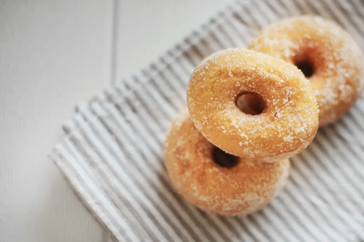 Donuts pufoase la airfryer cu glazură delicioasă de vanilie