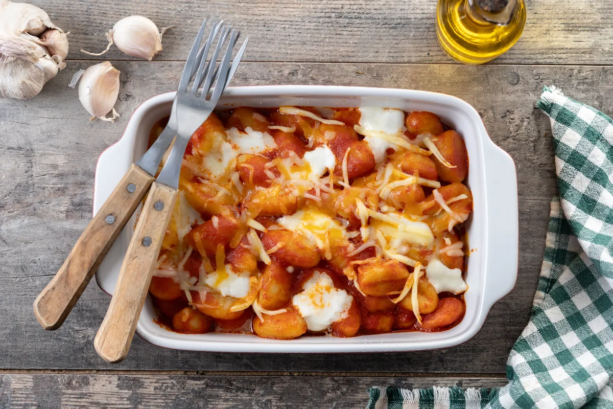 Gnocchi gratinați cu sos de roșii și mozzarella la cuptor
