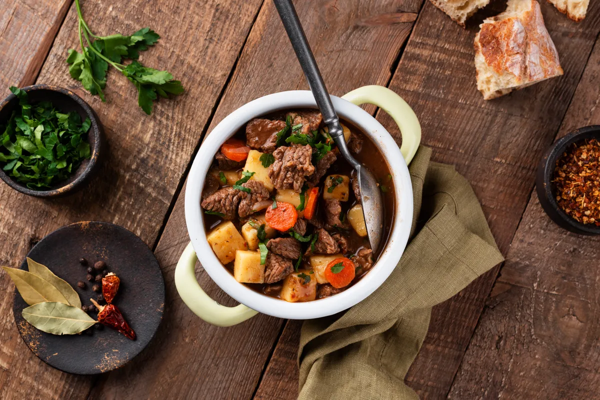 Gulaș unguresc cu vită și legume