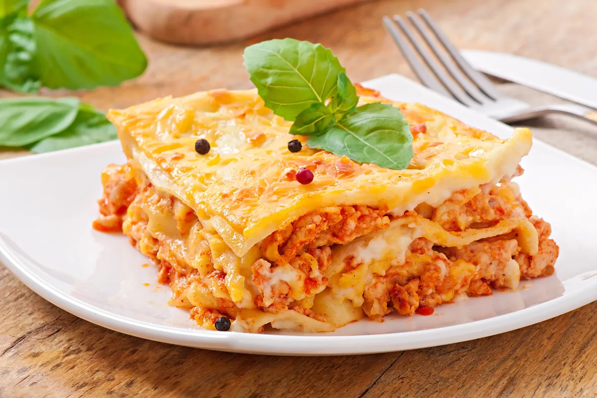 Lasagna clasică cu carne și sos bechamel