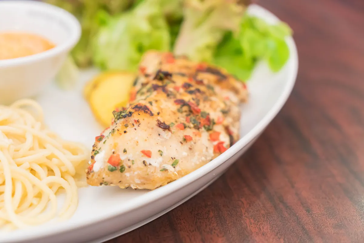 Piept de pui cu lămâie și ierburi aromatice în air fryer