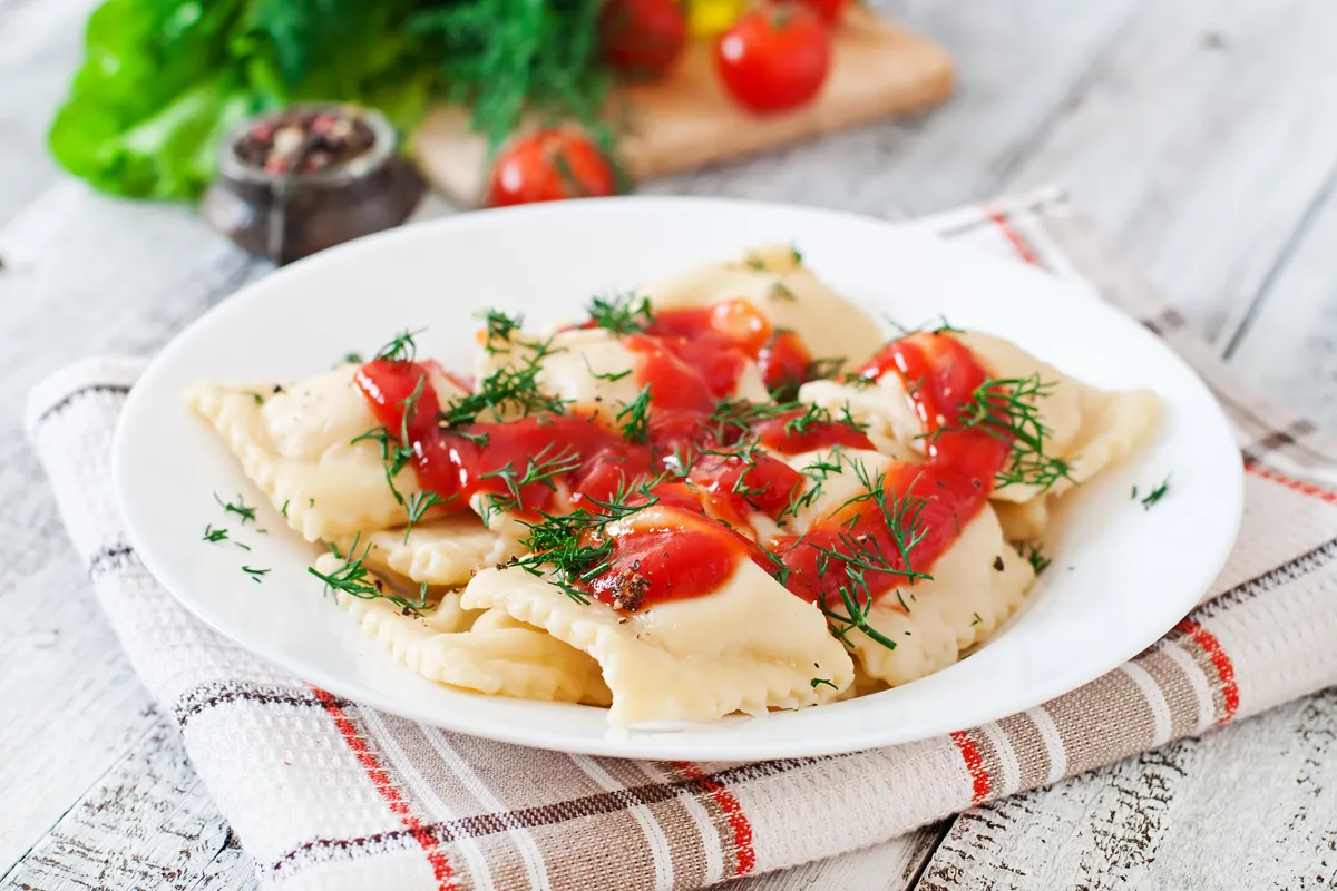 Ravioli cu legume și sos de roșii la airfryer