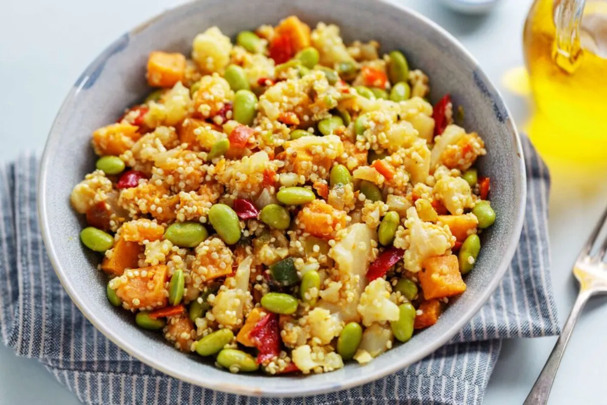 Salată de Quinoa cu Legume Crocante la Airfryer