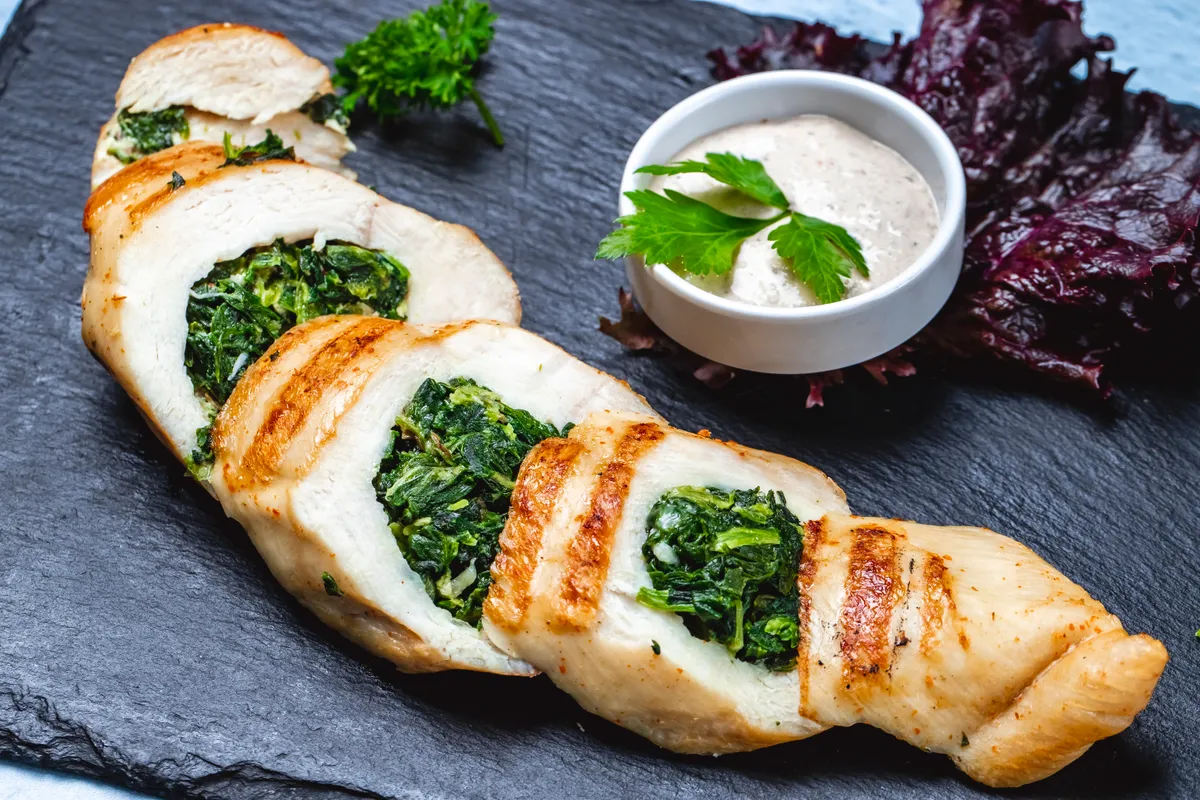 Ruladă de pui cu spanac și brânză feta la airfryer
