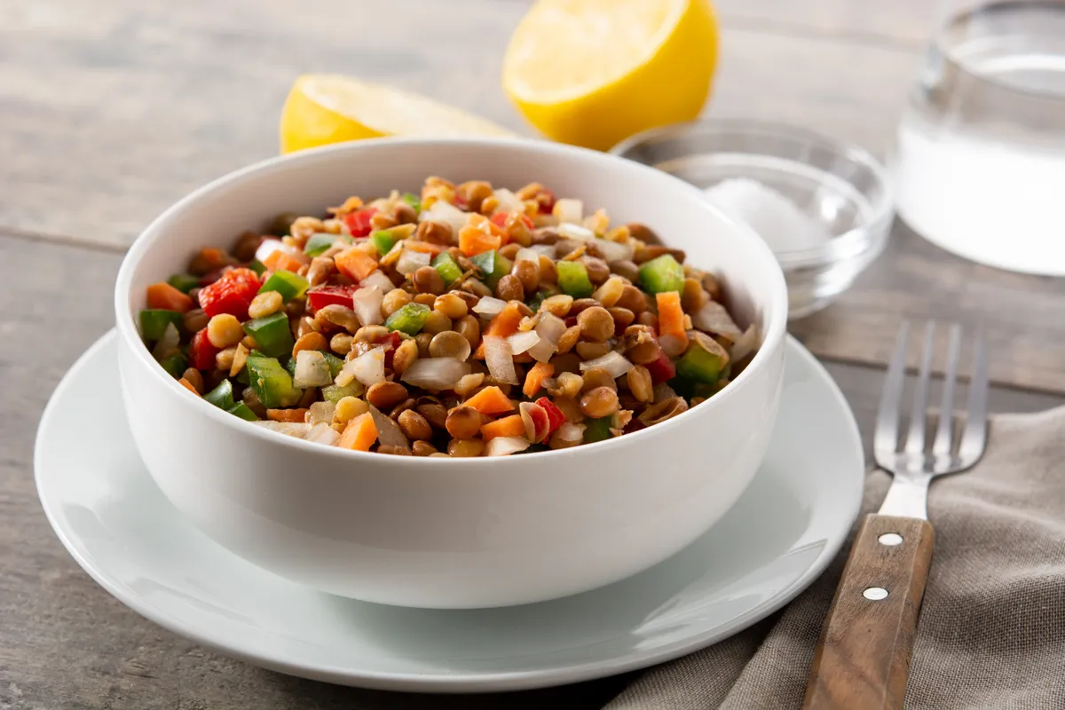 Salată caldă de linte cu roșii și ceapă la airfryer