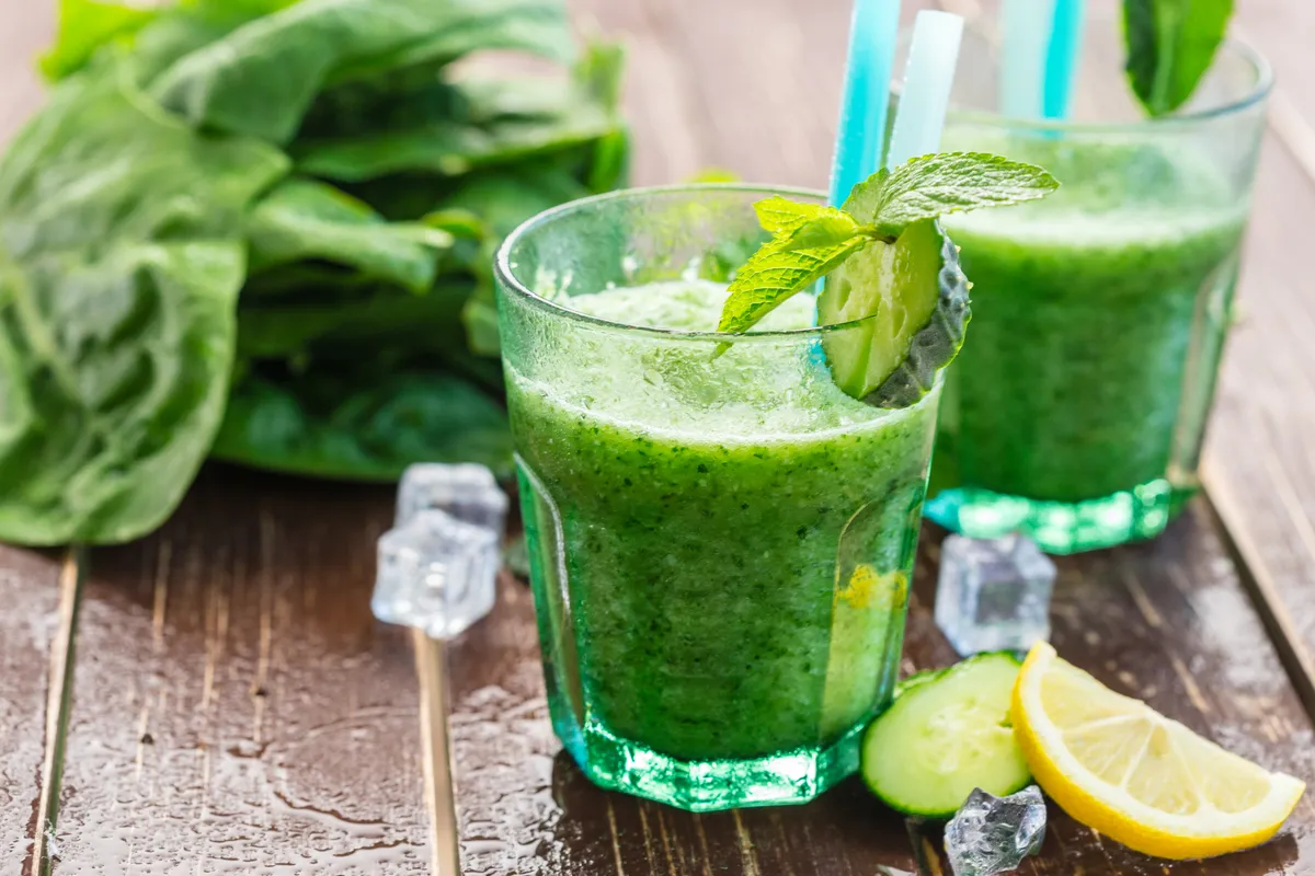 Smoothie verde cu spanac și ananas