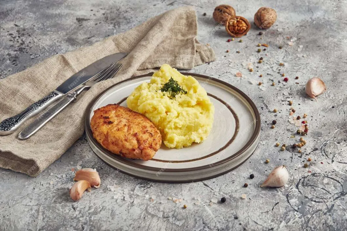 Șnițel de porc cu piure de cartofi