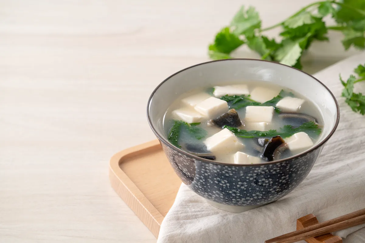 Supă miso cu tofu și alge marine