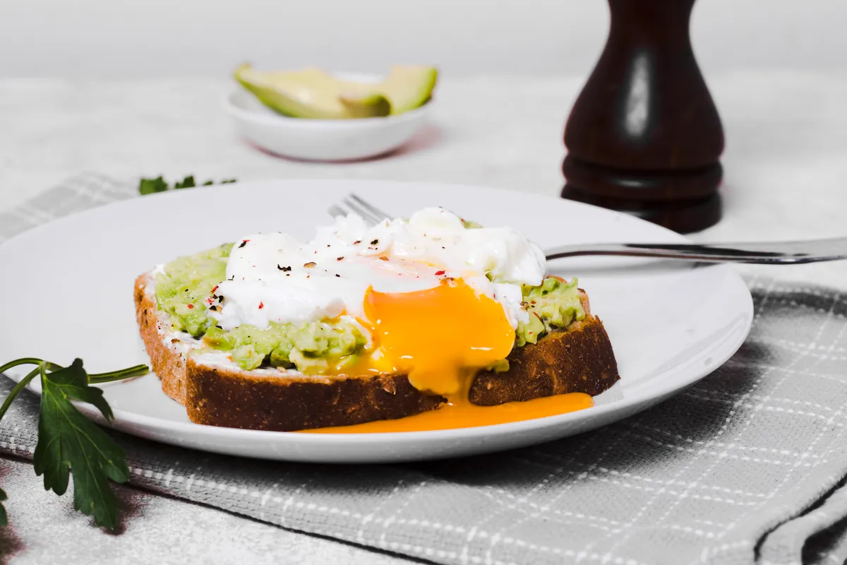 Tartine cu avocado și ou poșat la air fryer – Rețetă rapidă și plină de gust