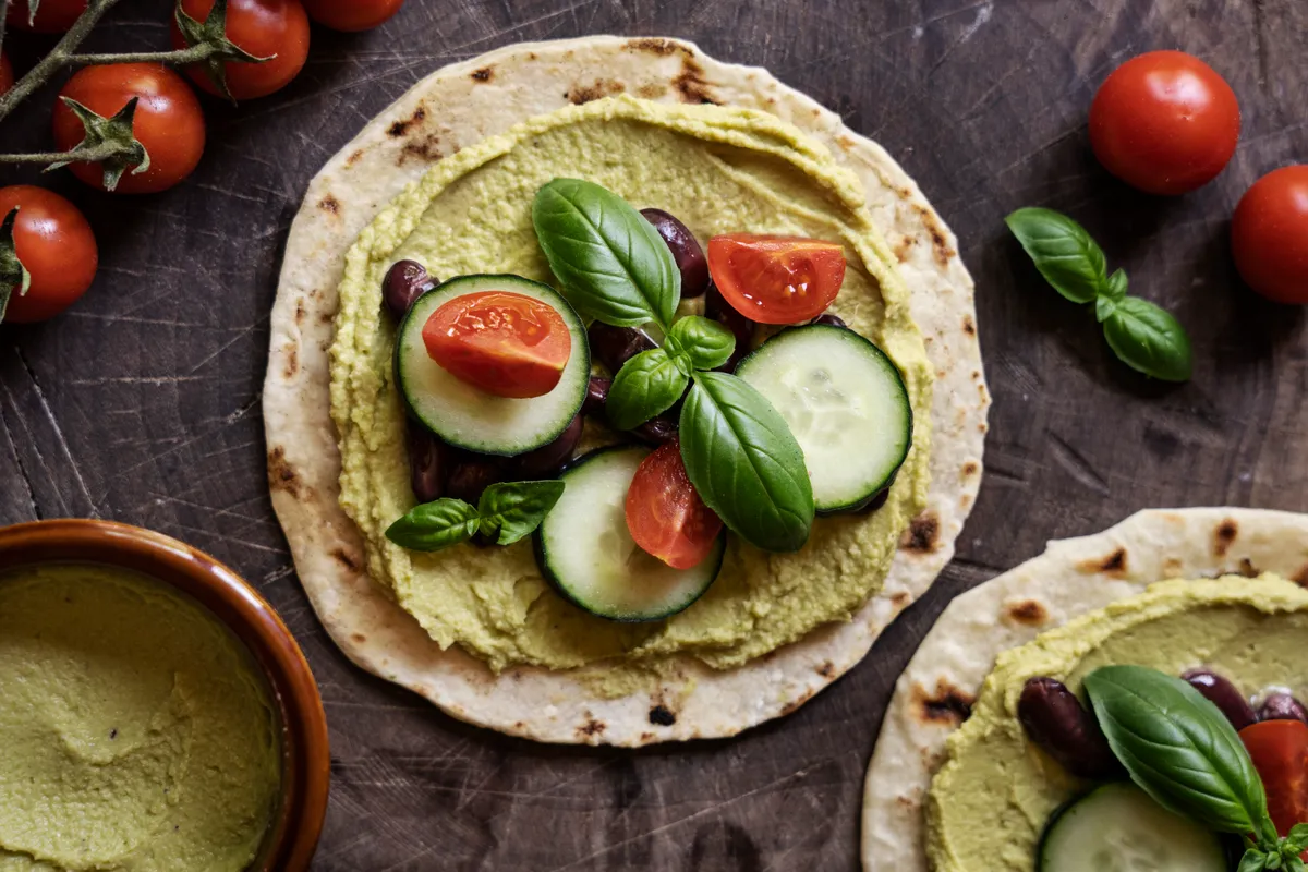 Wraps cu hummus, legume și pui la grătar