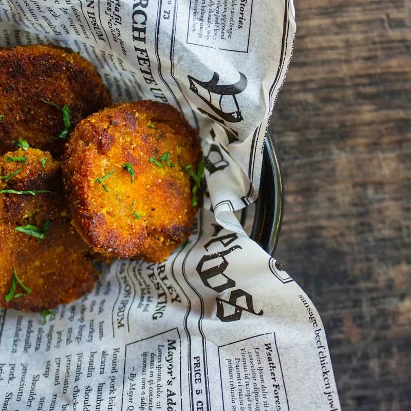 Aloo Tikki - chiftele indiene de cartofi cu mazăre și garam masala la airfryer