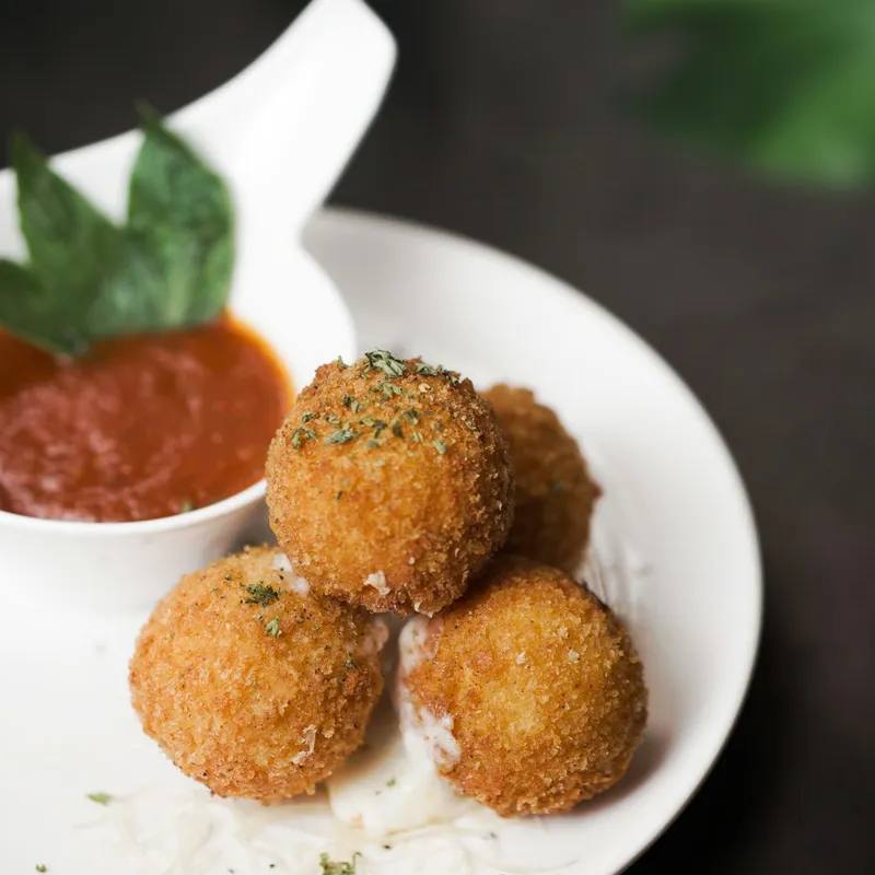 Arancini sicilieni cu risotto și mozzarella la airfryer