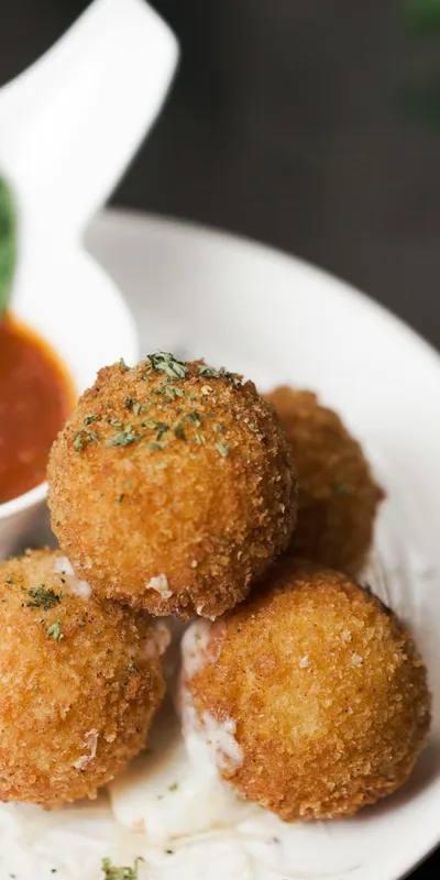 Arancini sicilieni cu risotto și mozzarella la airfryer