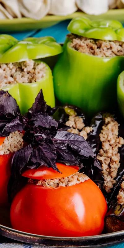 Ardei umpluți cu quinoa și legume copți la cuptor