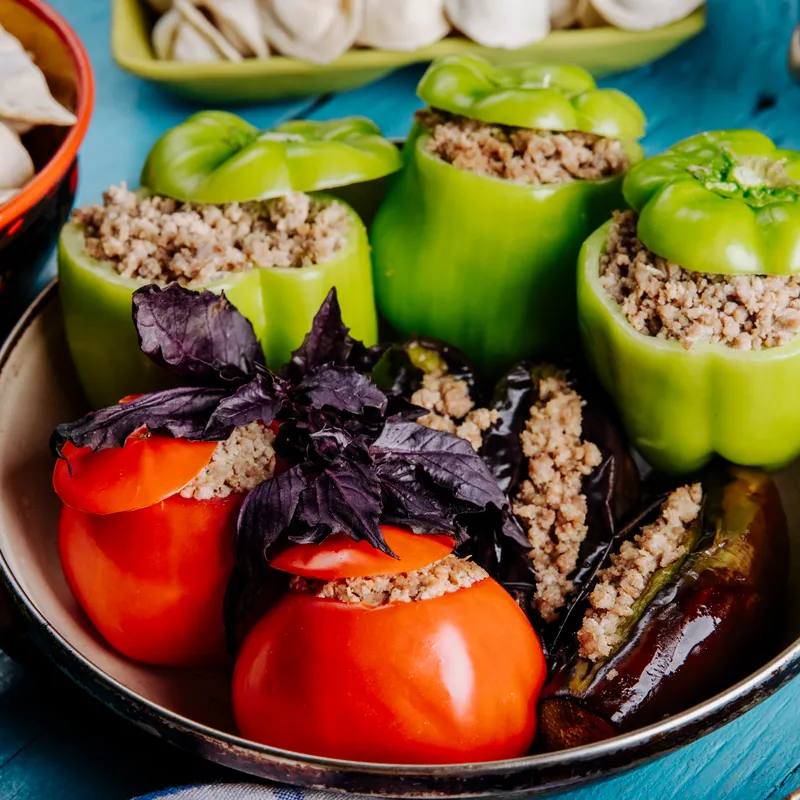 Ardei umpluți cu quinoa și legume copți la cuptor