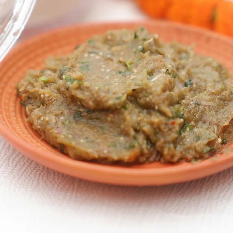 Baingan Bharta la Airfryer: Vinete Afumate în Stil Indian cu Roșii, Ceapă și Garam Masala