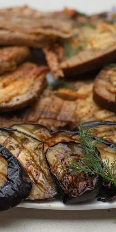 Berenjenas con miel de caña la airfryer: felii de vinete crocante cu glazură dulce de rozmarin