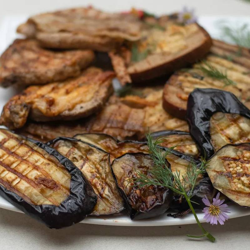 Berenjenas con miel de caña la airfryer: felii de vinete crocante cu glazură dulce de rozmarin