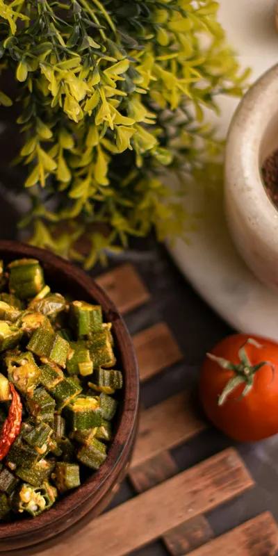 Bhindi Masala la airfryer: bame indiene cu ceapă, roșii și condimente aromate