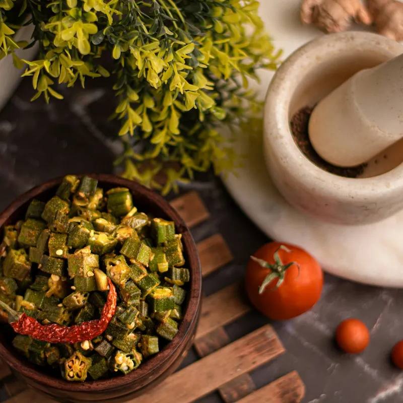 Bhindi Masala la airfryer: bame indiene cu ceapă, roșii și condimente aromate