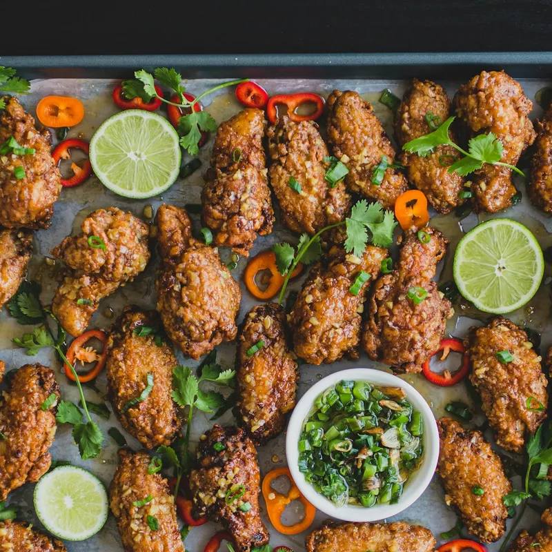 Gustări și Aperitive pentru Petreceri la Airfryer: Aripioare, Mozzarella Sticks, Nachos și Alte Rețete Crocante