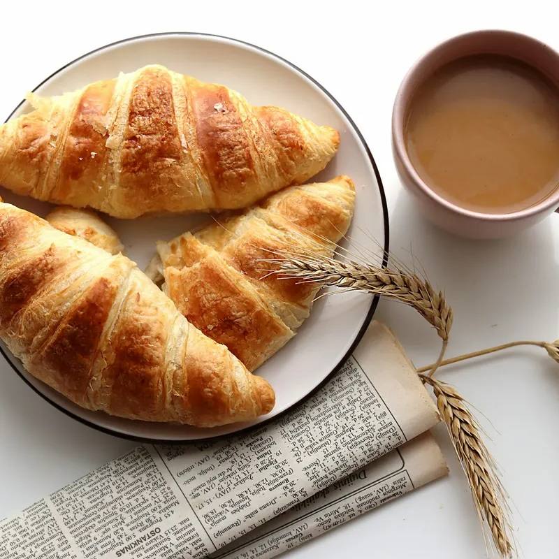 Pâine, Pizza și Produse de Patiserie la Airfryer: Ghid Complet pentru Chifle, Croissante și Pizza Crocantă pe Exterior, Pufoasă pe Interior