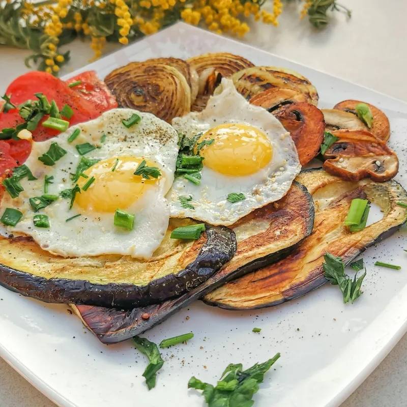 Rețete rapide de mic dejun la Air Fryer: de la omletă la cartofi crocanți