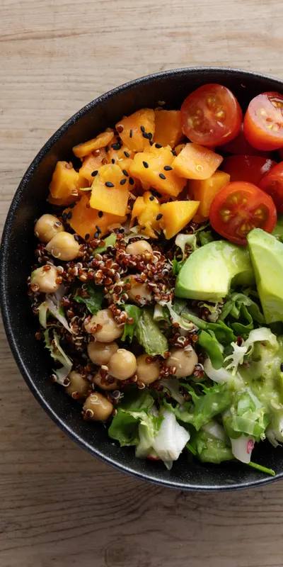 Buddha bowl cu quinoa, avocado și ou fiert