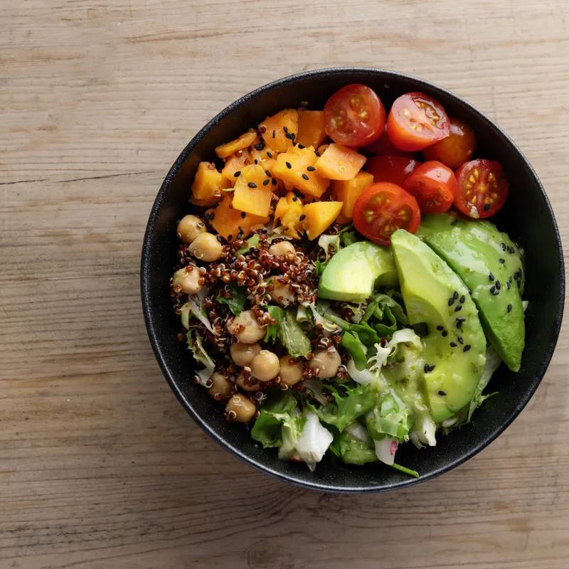 Buddha bowl cu quinoa, avocado și ou fiert