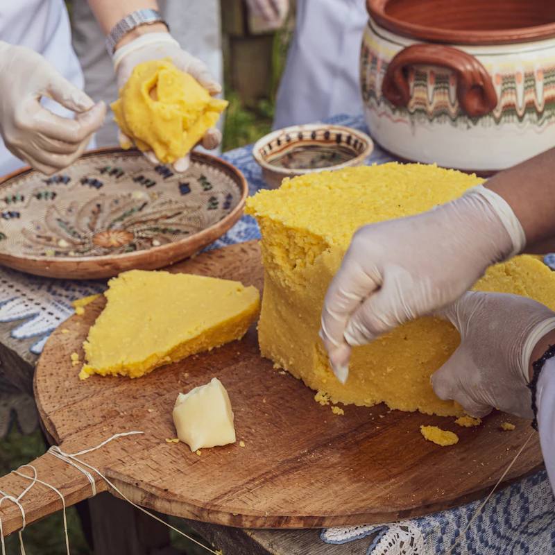 Bulz ciobănesc cu brânză și smântână, gratinat la cuptor