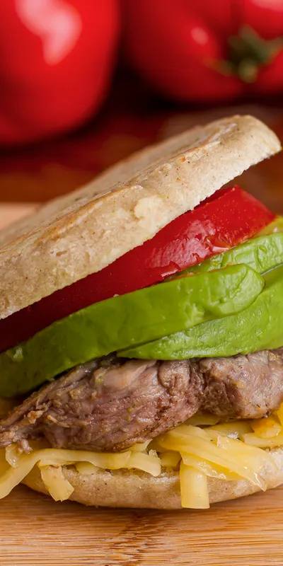Burger gourmet cu avocado și bacon crocant la airfryer