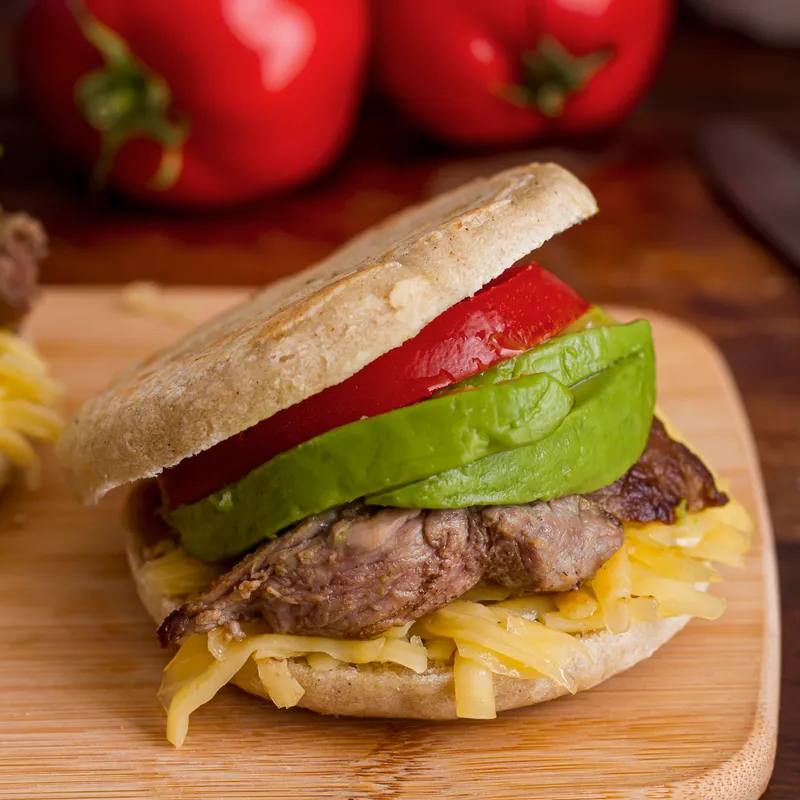 Burger gourmet cu avocado și bacon crocant la airfryer