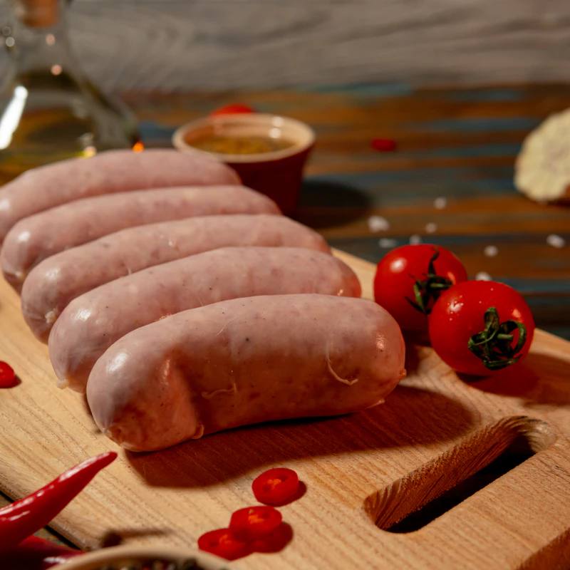 Cârnați de casă la tigaie, suculenți și rumeni cu usturoi și cimbru
