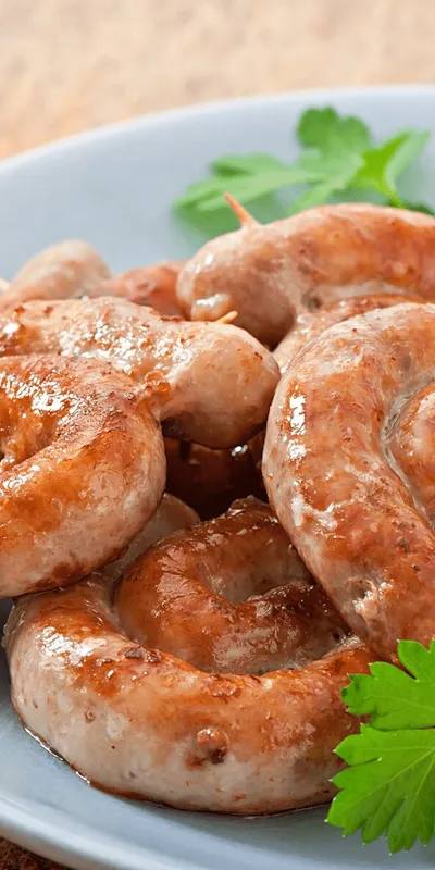Cârnați la airfryer, rumeni și suculenți, cu sos picant