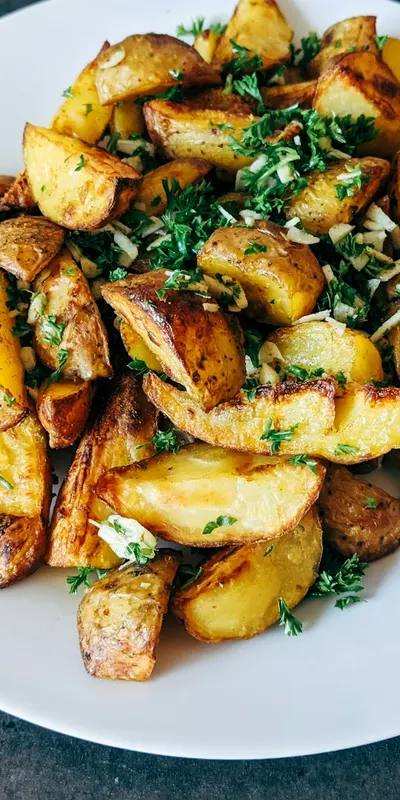 Cartofi țărănești de post cu ceapă și ardei la airfryer, rumeniți și aromați