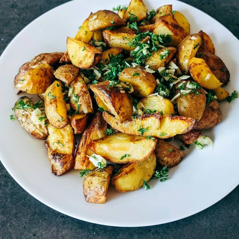 Cartofi țărănești de post cu ceapă și ardei la airfryer, rumeniți și aromați