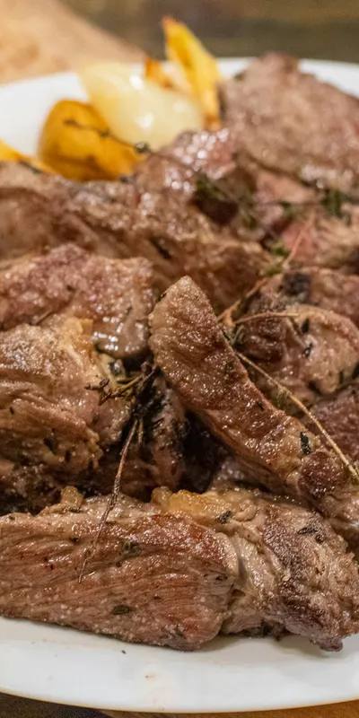 Ceafă de vită la airfryer cu ceapă și ciuperci, suculentă și aromată