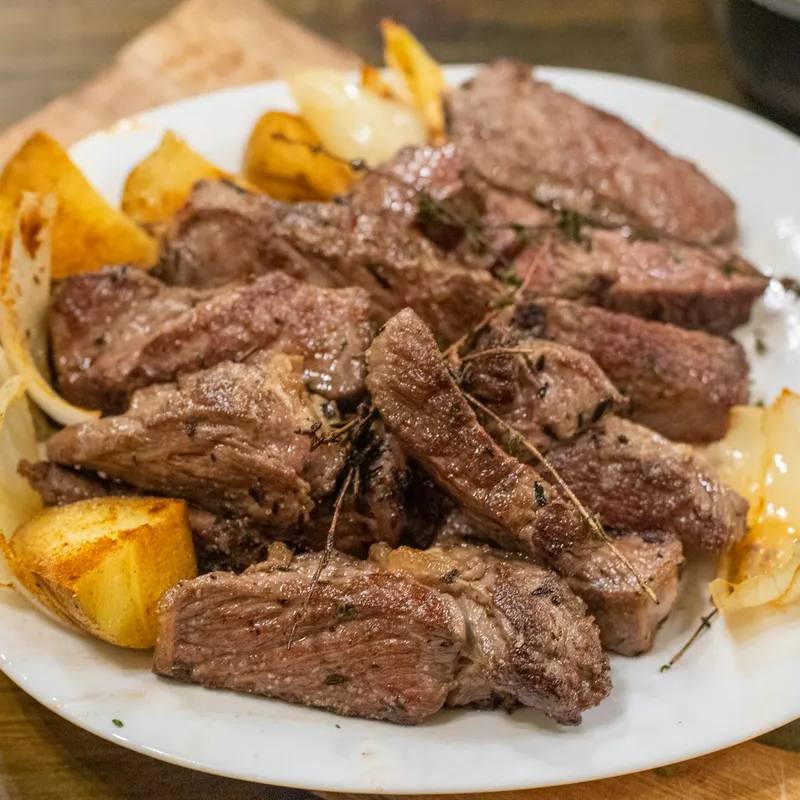 Ceafă de vită la airfryer cu ceapă și ciuperci, suculentă și aromată