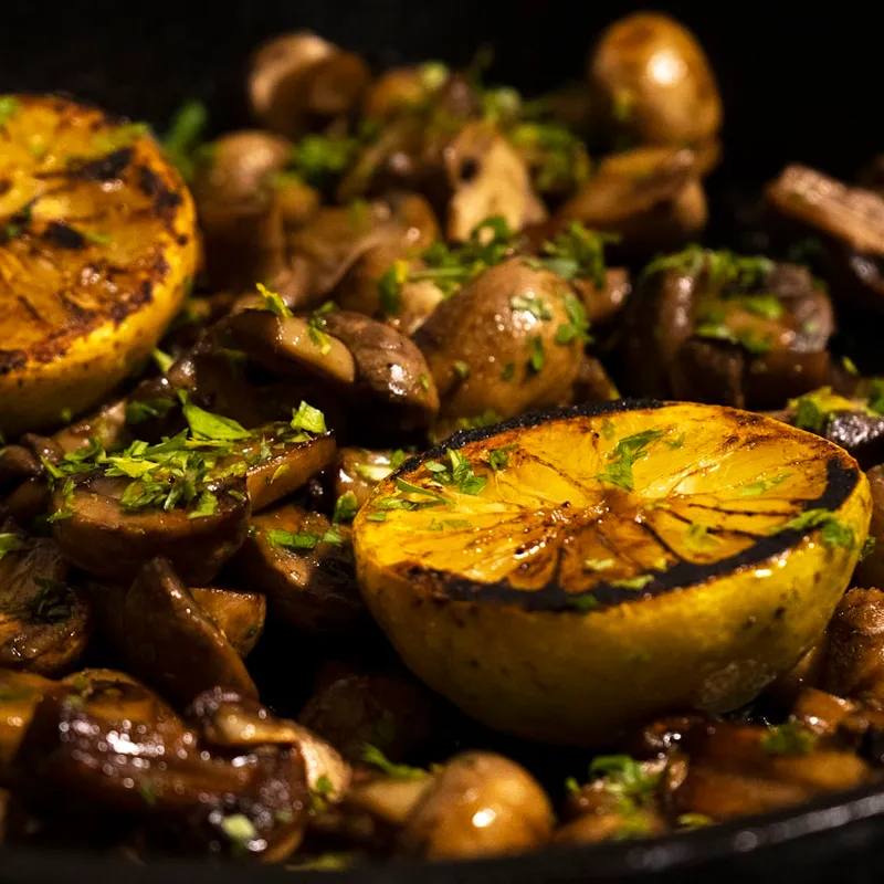 Champiñones al Ajillo la Airfryer: Ciuperci Spaniole cu Usturoi, Ardei Iute și Vin de Jerez