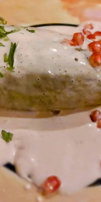 Chiles en nogada la airfryer: ardei kapia umpluți cu carne, mere și scorțișoară, cu sos de nucă și rodie