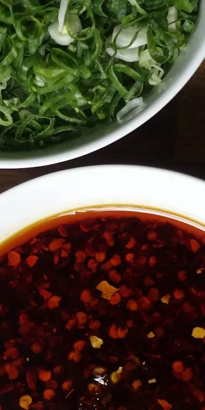 Chiles Toreados Mexicani la Airfryer: Ardei Iuți Prăjiți cu Ceapă, Soia, Lime și Susan