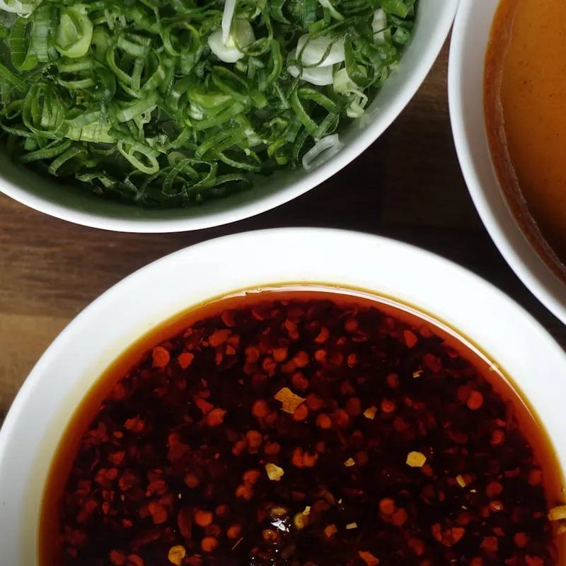 Chiles Toreados Mexicani la Airfryer: Ardei Iuți Prăjiți cu Ceapă, Soia, Lime și Susan