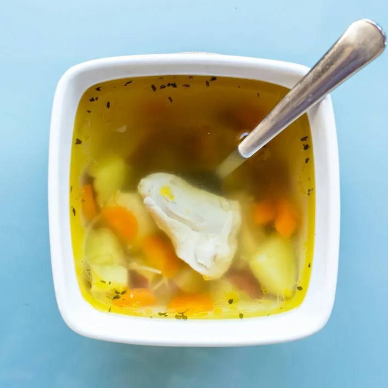 Ciorbă rădăuțeană cu pui și smântână, cremoasă și dreasă cu usturoi