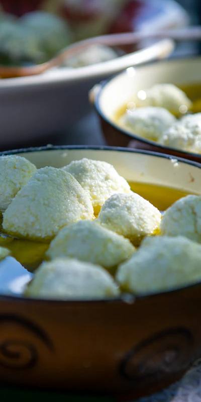 Colțunași cu brânză dulce și smântână, fierți și rumeniți în unt